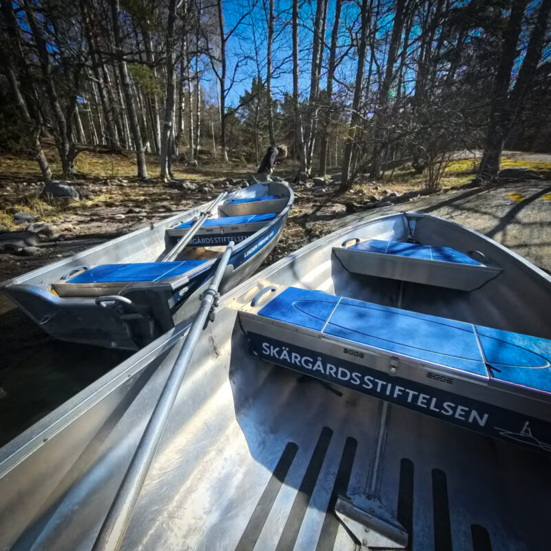 Rowboats on either side of SAT Ingmarsö and Finnhamn