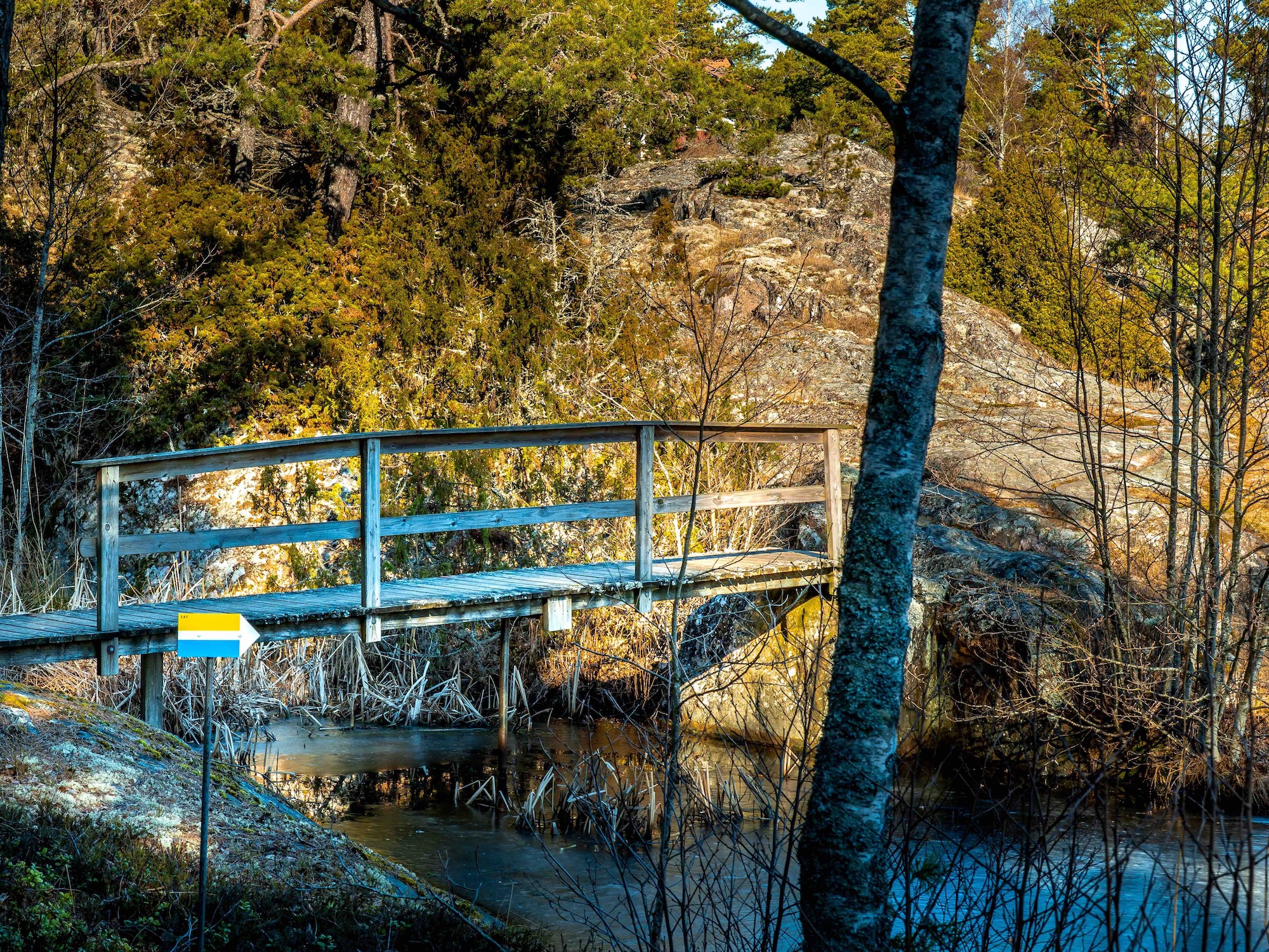 Trail marking by bridge Ornö